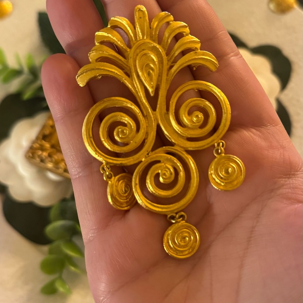 VTG RARE ETRUSCAN CORO BROOCH